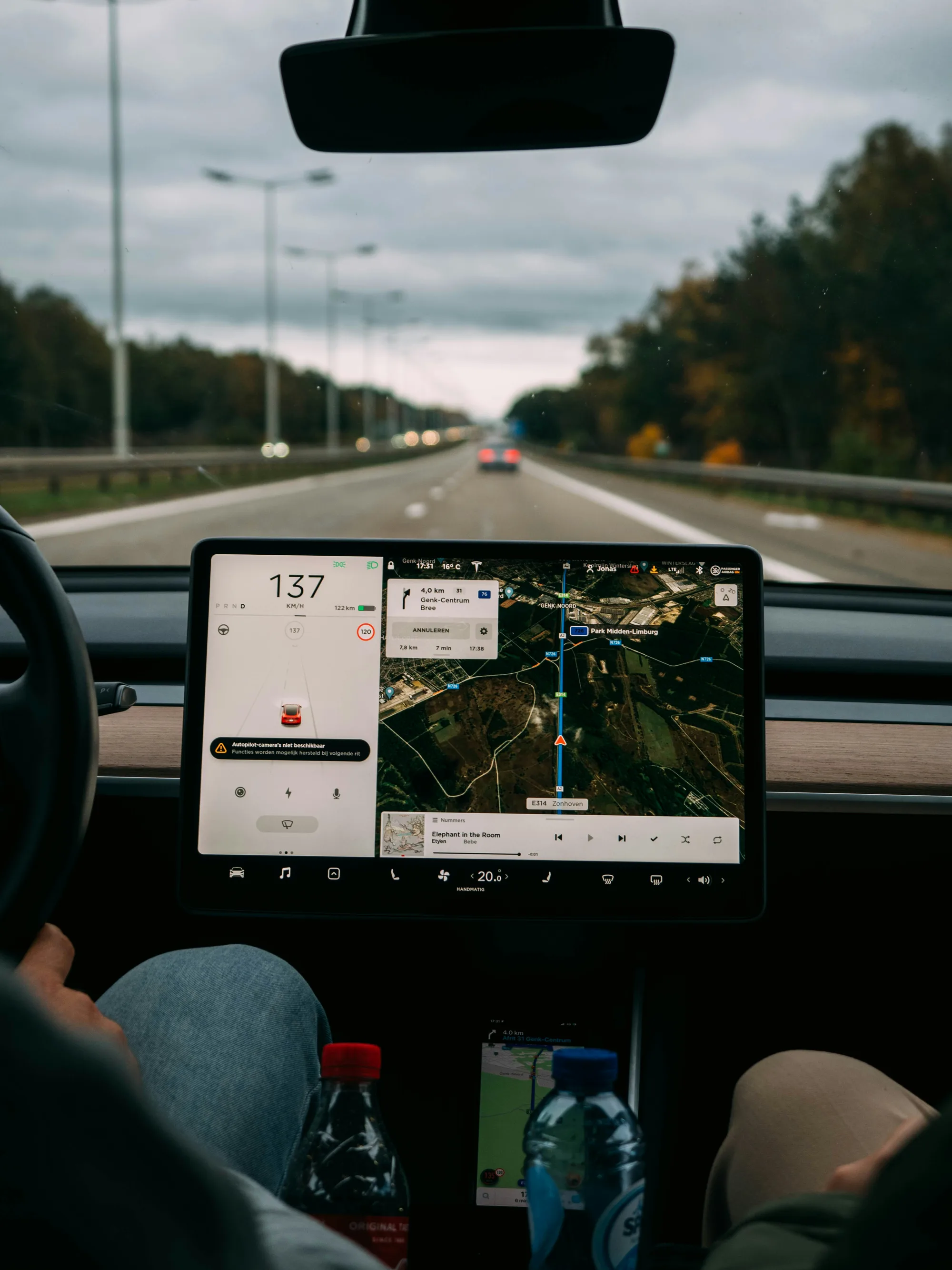 Playback riwayat rute GPS pada layar navigasi kendaraan