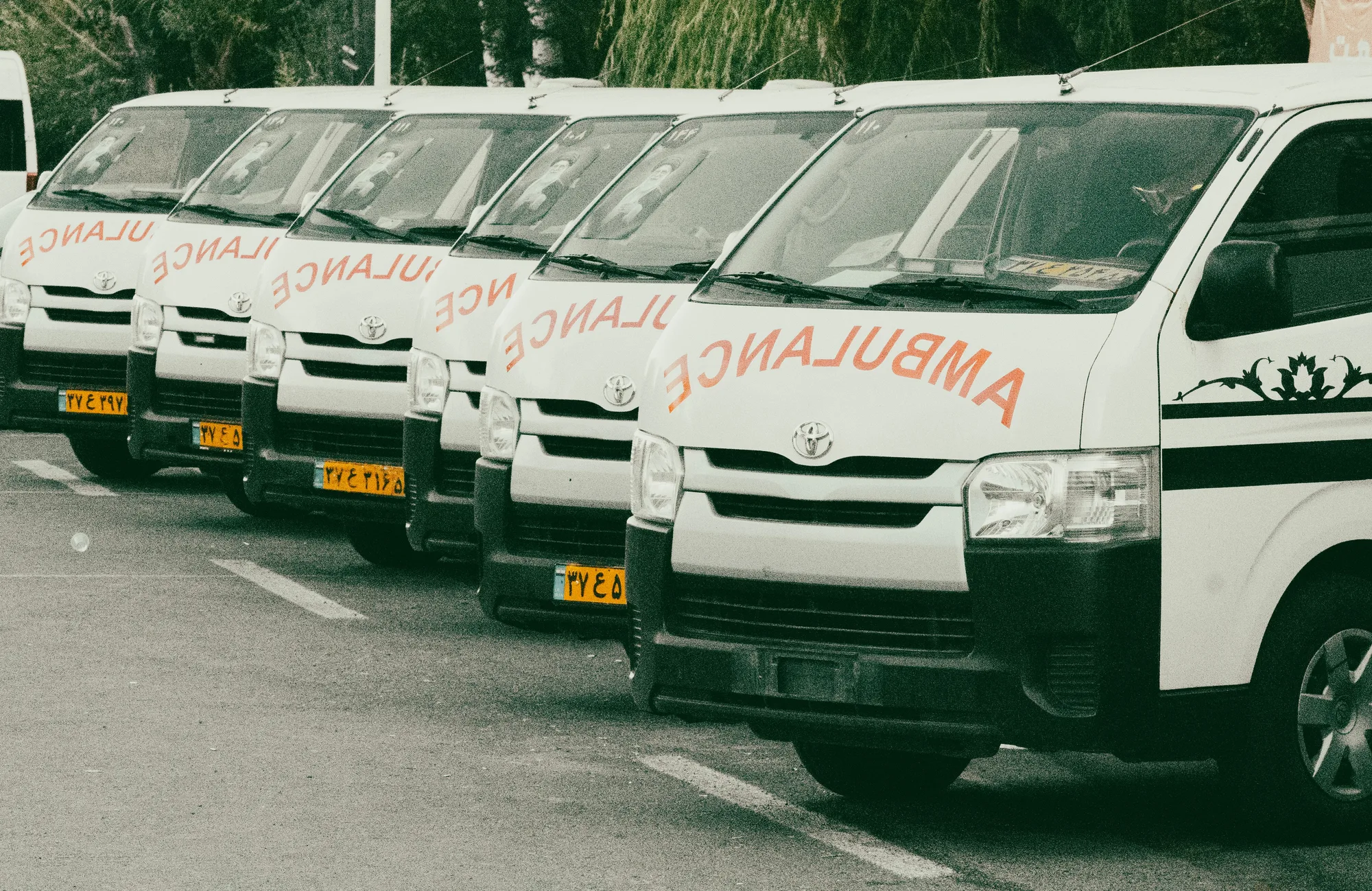 Deretan minibus travel dan shuttle