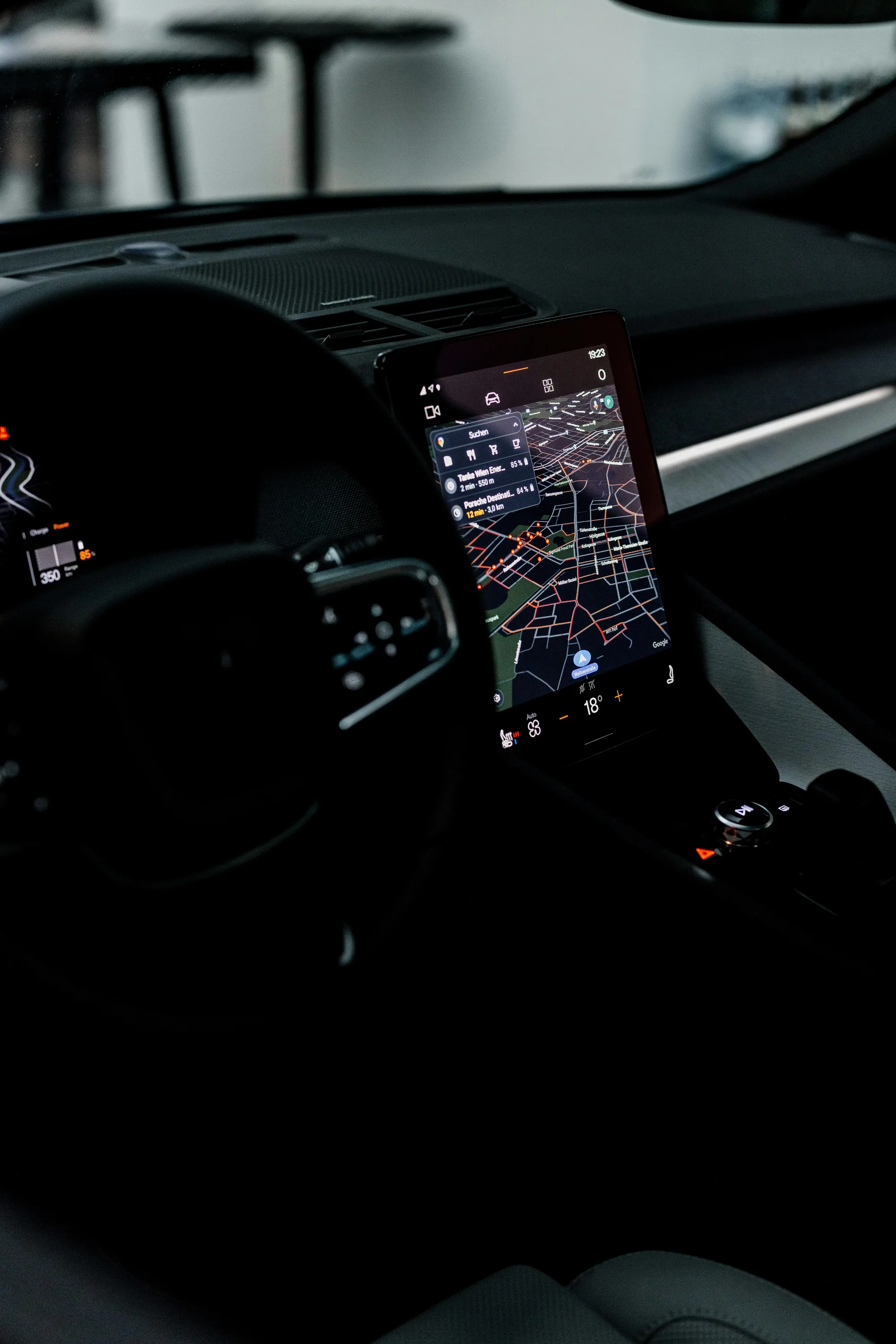 Dashboard GPS tracking pada layar navigasi kendaraan